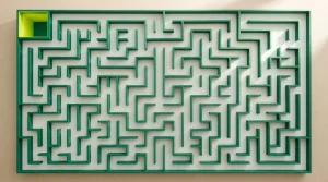 Labyrinth aus hellen Wegen mit einem deutlich markierten Ausgang in der Draufsicht